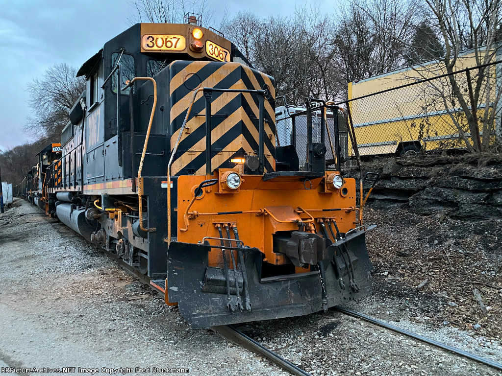 WE 3067, 7020 & 7010 wait for permission to shove out onto the CSX.